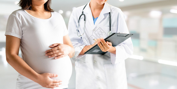 医生检查孕妇肚子进行婴儿和母亲保健检查图片