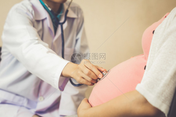 医生进行婴儿和母亲保健检查图片