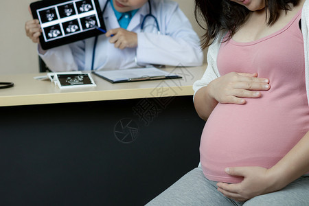 医生进行母婴保健检查图片
