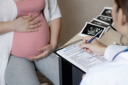 医生进行母婴保健检查图片