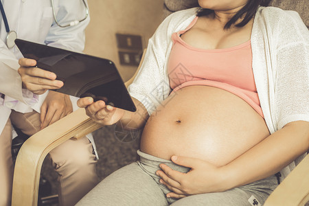 医生进行母婴保健检查图片