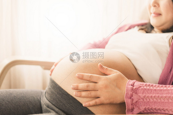 年轻孕妇在怀期间感到快乐图片
