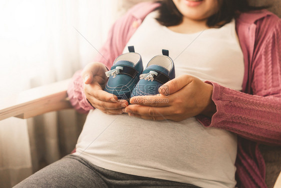 年轻孕妇在怀期间感到快乐图片