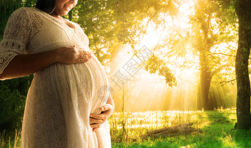怀孕妇女对在花园之家的新生活感到快乐背景图片