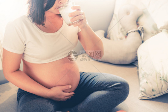 快乐的孕妇喝牛奶图片
