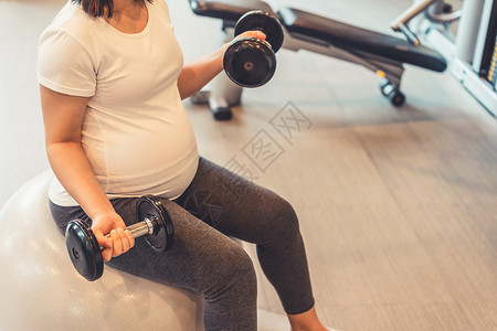 在职孕妇瑜伽室健身中心进行锻炼图片