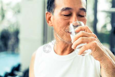 老年男子在运动后饮用矿泉水图片