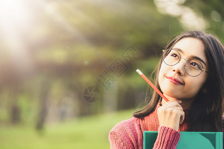 年轻有创意的女学生思考或规划未来的教育图片