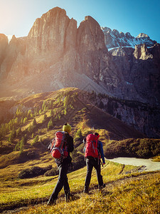 旅行者在意大利夏季的多洛米特山丘中漫步旅行图片