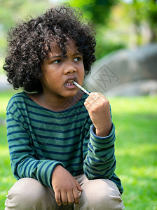 非裔美国儿童在公园里吃零食图片