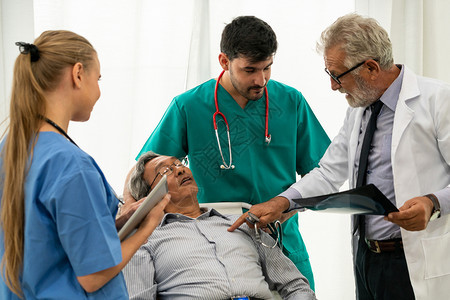 医生小组负责对躺在医院病房床上病人进行x光片拍摄图片