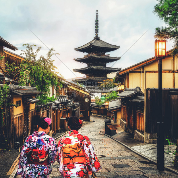 日本文化之旅穿着传统日本和服的