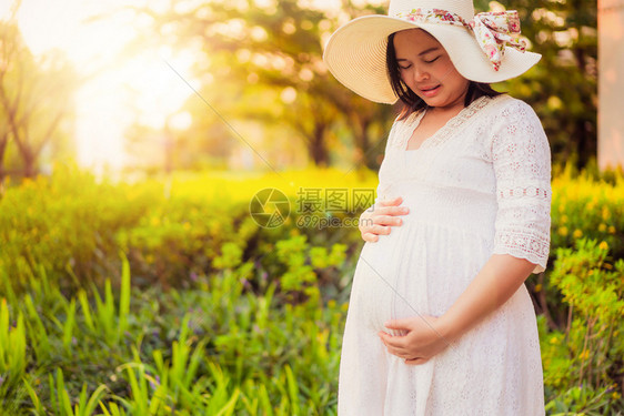 怀孕妇女对在花园之家的新生活感到快乐图片