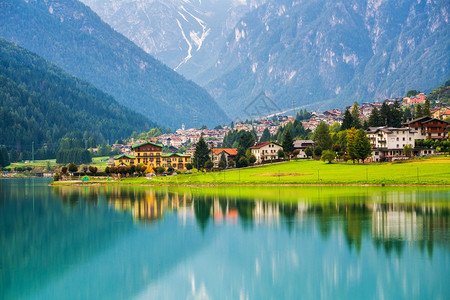 美丽的山村风景别墅比科拉和北意大利亚山的自然湖图片