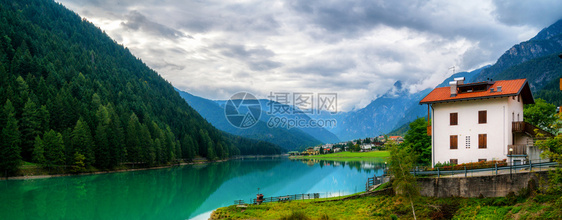 美丽的山村风景别墅比科拉和北意大利亚山的自然湖图片