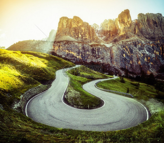 美丽的山地道路图片