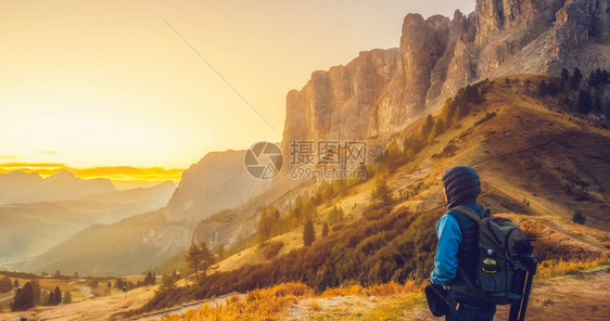 徒步旅行者史诗般的探险之旅图片