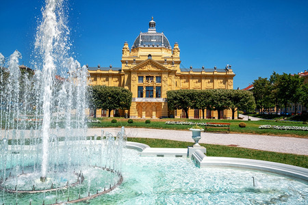 萨格勒布艺术馆外美丽的喷泉背景图片