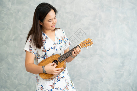 快乐的女音家在演唱室奏着一首歌图片