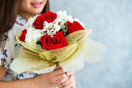 快乐的女子在情人节得到男友的玫瑰花束礼物图片