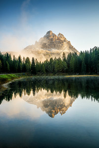 位于东多洛米特人伊塔利欧裔背景中美丽的自然景色多洛米山峰图片