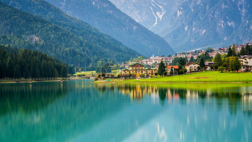 美丽的山村风景图片