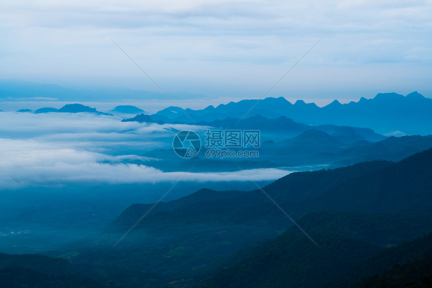 云雾缭绕的山峰图片