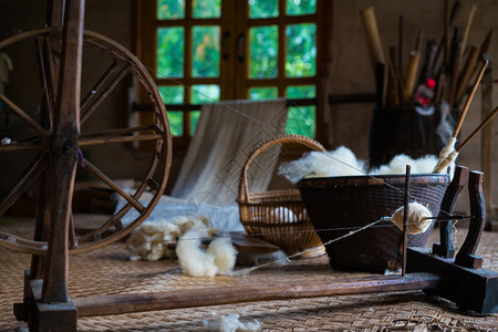 传统羊毛服装制造织物和在泰国黑地的缝线原材料传统织物的软焦点形象图片