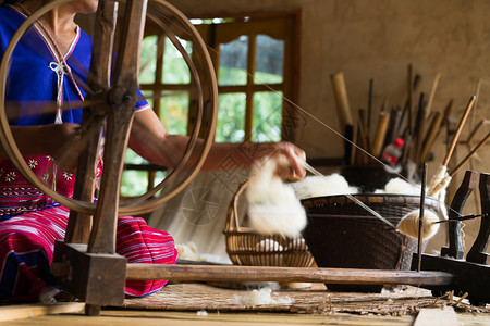从事传统羊毛服装制造织物和在泰国黑地线织物制造和缝原材料工作人的软焦点形象图片