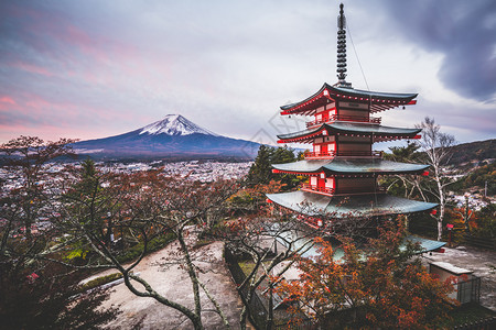 fuji山和chreito塔在秋天日出时的古老音调图像chureito塔位于日本的fujiyoshdafuji山san是日本著名图片