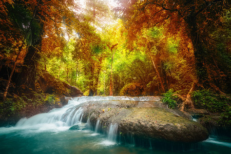秋天深热带丛林的瀑布图片