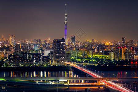 东京城市景色和天线在晚上图片