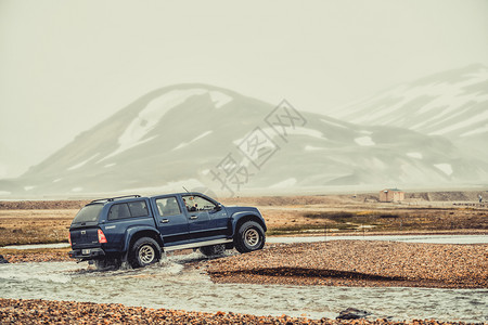 4wd汽车在欧洲高原冰北纬陆地上行驶图片