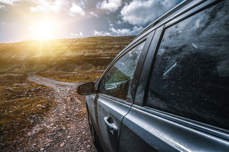 汽车在冰原自然的山地风景碎石路上运行图片