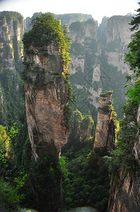 高耸的山峰图片