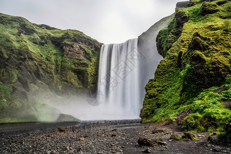 冰岛南部美丽的瀑布和草原图片