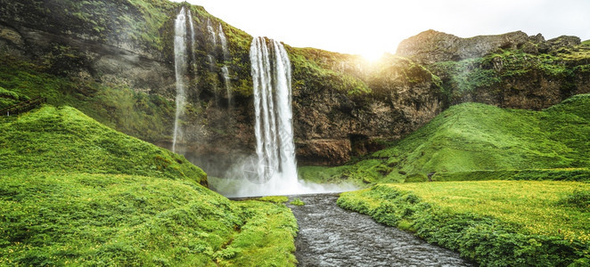 冰岛南部美丽的瀑布和草原图片