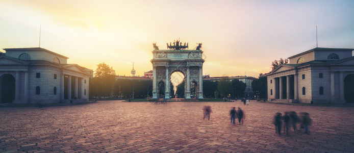 意大利米兰和平拱门和辛普隆广场图片