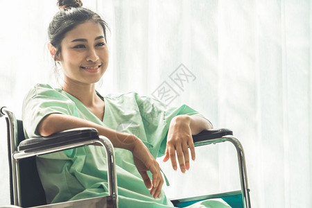 病人在医院房受伤康复后坐在轮椅上图片