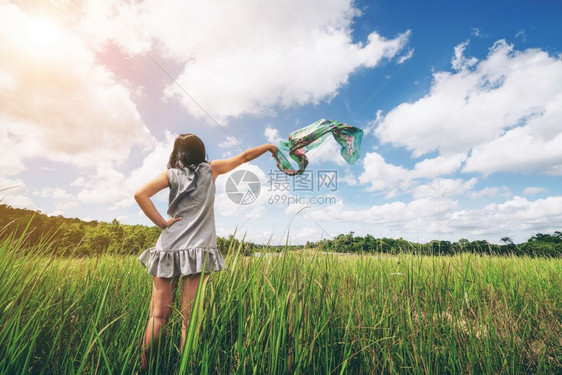 青草地上的美女展手臂图片