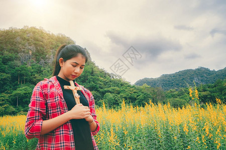 户外的格子衬衣女孩图片