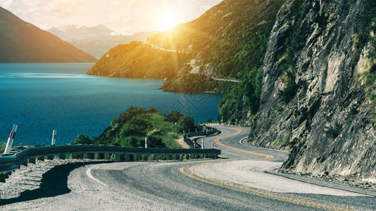 沿山崖和湖景行驶位于皇后镇新西兰南部的岛屿夏季旅行和公路图片