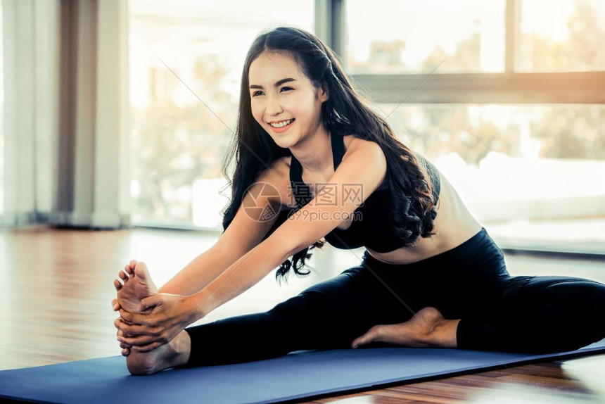 年轻美女在室内健身房做瑜伽图片