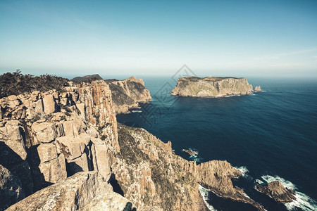 峻峭的山峰与海岸美景图片