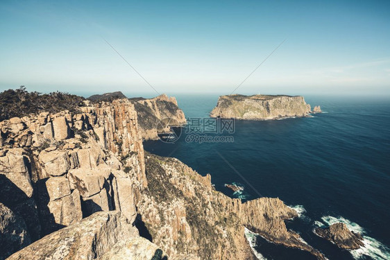 峻峭的山峰与海岸美景图片