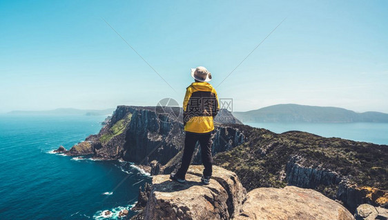 男游客在海岸边欣赏风景图片