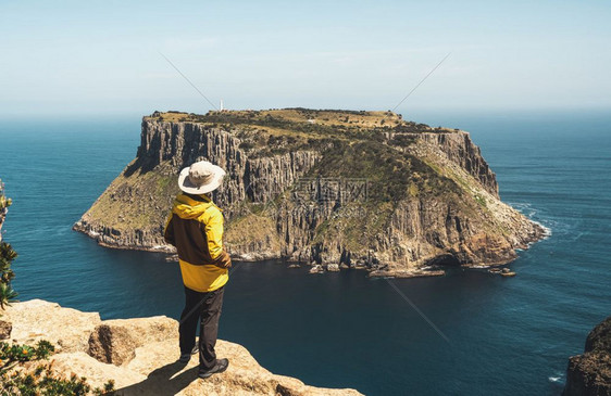 男游客在海岸边欣赏风景图片