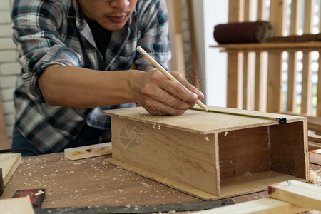 在生产建筑材料或木制家具的讲习班上从事木制工艺的图片