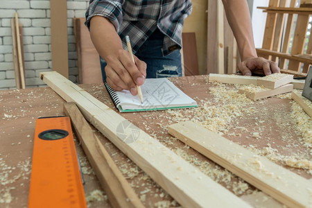 在生产建筑材料或木制家具的讲习班上从事木制工艺的图片