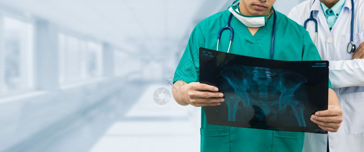 医生和外科检查x光胶片诊断病人和腰骨损伤手术和医疗标语设计图片